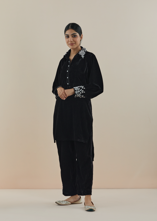 Black & White Hand Embroidered Asymmetrical Kurta (Set of 2)